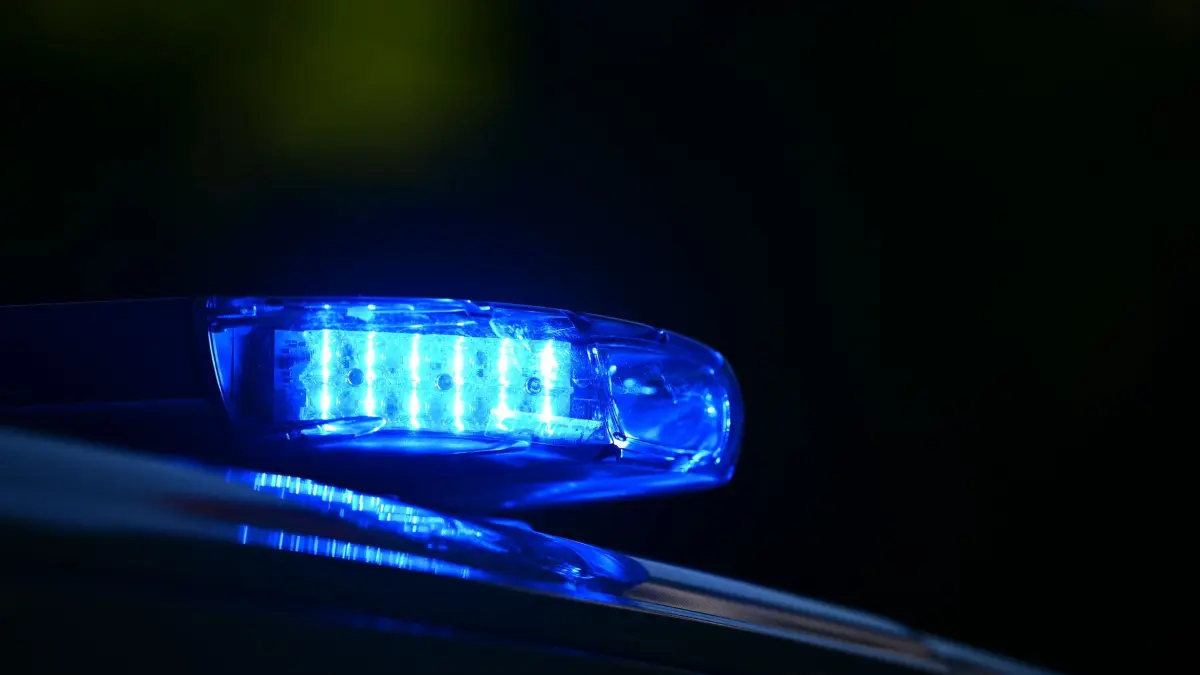 Polizei: Blaulicht blinkt auf einem Auto der Polizei. (zu dpa: «Großeinsatz der Polizei in Berlin nach Gewaltstraftaten»)