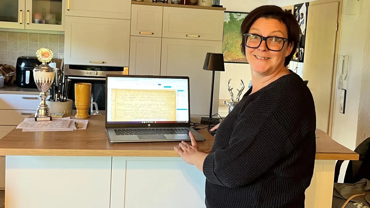 Die Rohrdorfer Ahenforscherin zeigt ein Kirchenbuch auf ihrem Laptop.