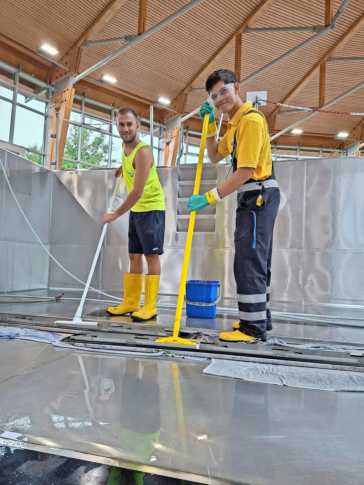 Mark Huonker (links) und Lukas Wild vom Bäderteam der BVS reinigen das Schwimmerbecken im Neckarbad während der jährlichen Revision.