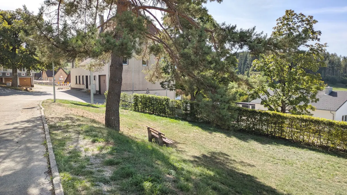 Für den Umbau des Lackendorfer Kindergartens wie auch für den Ausweis der geplanten Parkplätze auf dem westlich angrenzenden Grundstück (siehe Foto) ist eine Änderung des Bebauungsplans „Ortsmitte“ erforderlich.