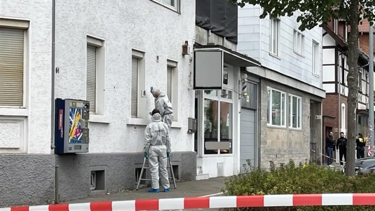 Beamte der Spurensicherung suchen an einem Haus in Heidenheim nach Einschusslöchern.