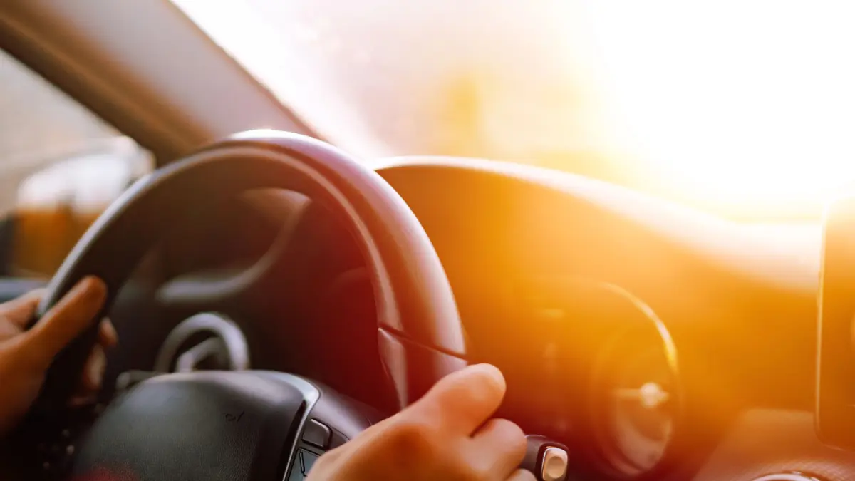 Autofahrer mit tief stehender Sonne.