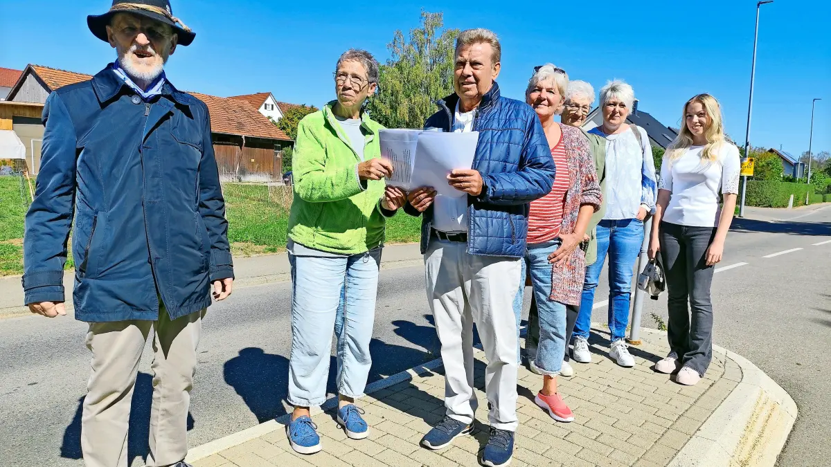 In Schura regt sich Widerstand gegen die Entscheidung des Ortschaftsrates, dass in der Espach- und in der Trossinger Straße weiterhin Tempo 50 gelten soll, während in der Lange Straße aufgrund errechneter Werte die Entscheidung auf Tempo 30 gefallen ist. Heike Kohler aus der Espachstraße hat eine Unterschriftenaktion gestartet, und diese Unterschriften im Beisein von weiteren von Lärm geplagten Anwohnern auf dem Verkehrsteiler beim Kindergarten Schura übergeben.