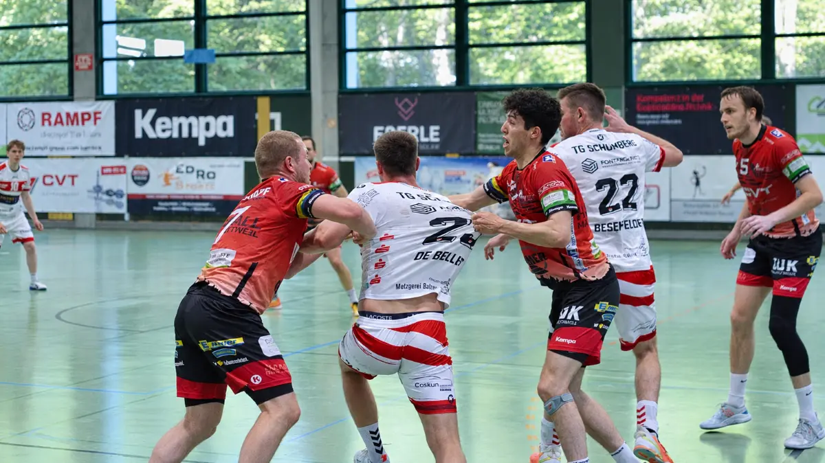 Die HSG-Abwehr muss im Derby erneut kompakt und konzentriert arbeiten. Nur mit einer geschlossenen Mannschaftsleistung soll der erste Heimsieg gelingen.