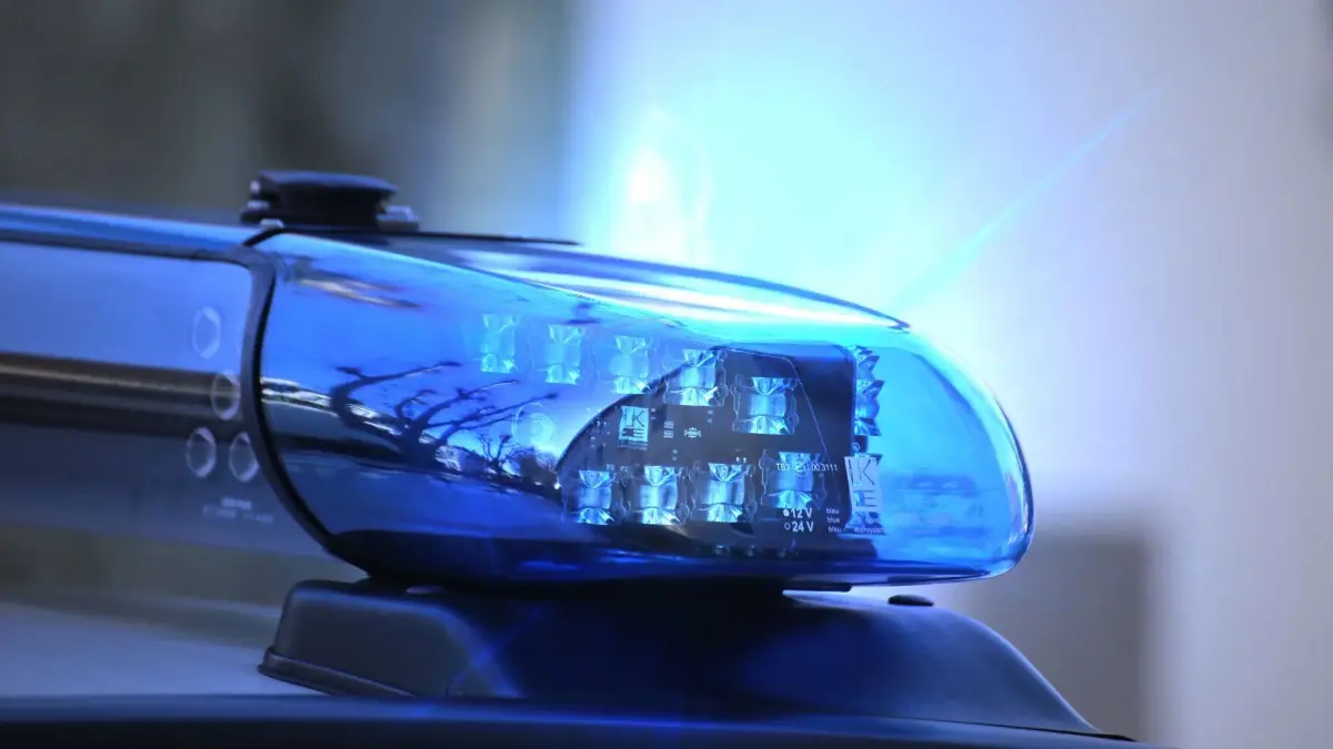 Die Polizei bittet um Zeugenhinweise auf den oder die mutmaßlichen Brandstifter.