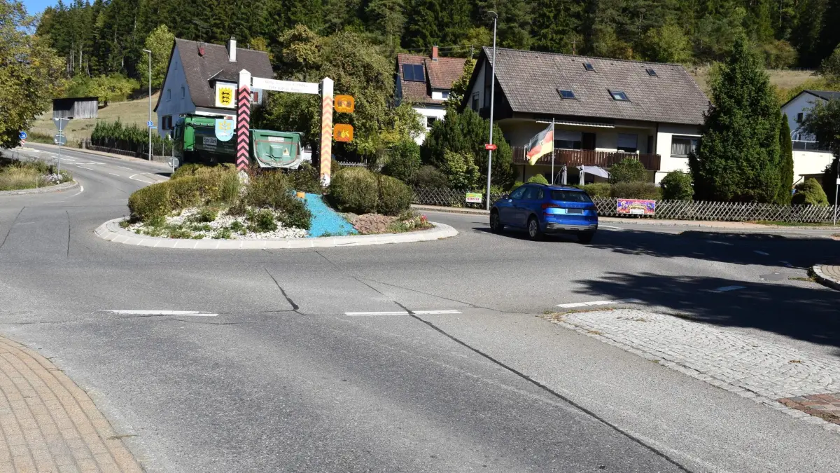 Schon mehrere schwere Unfälle haben sich im Bereich des Kreisels am Ortsausgang von Niedereschach nach Horgen ereignet. Dort wird nach den Worten von Rüdiger Krachenfels, der dort Anwohner ist, nicht nur gerast, sondern regelmäßig auch die Vorfahrtsregelung missachtet.