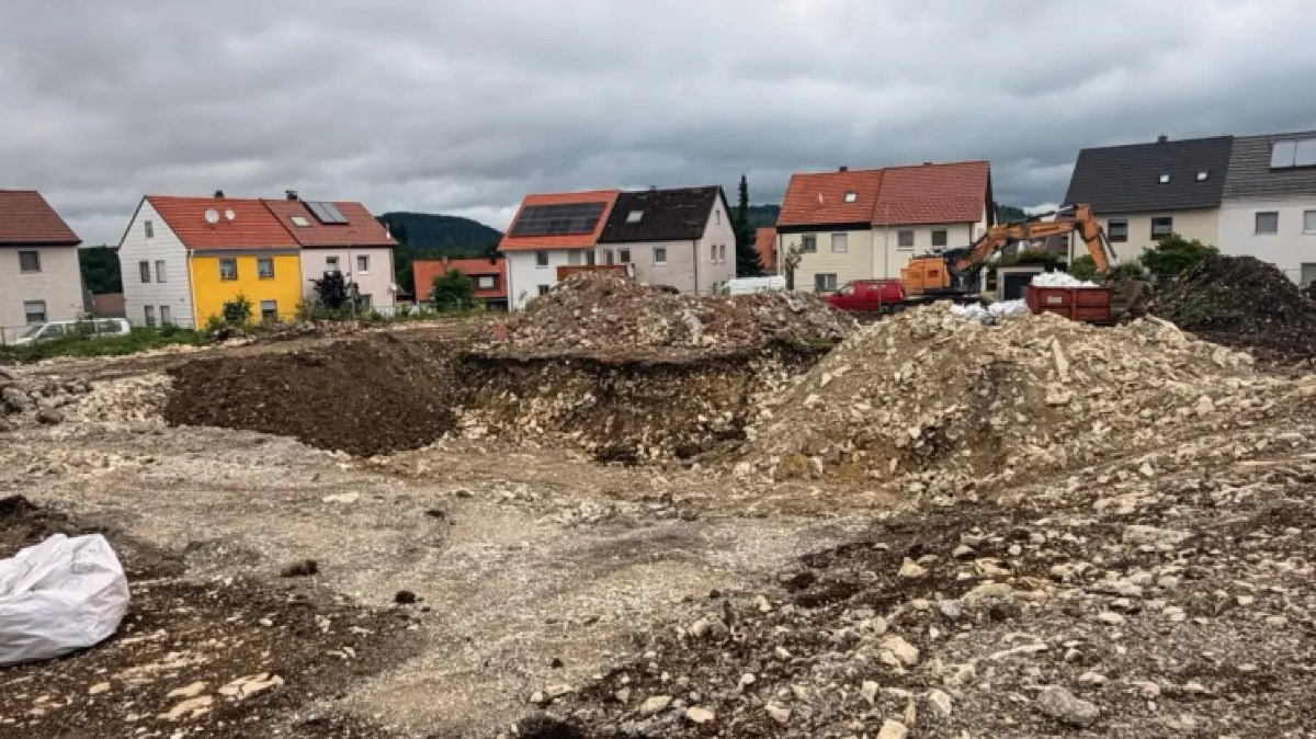 Die Erlöserkirche in Tailfingen wurde abgebrochen. Übrig geblieben sind verschiedene Schutthaufen, die abgefahren und entsorgt werden mussten.