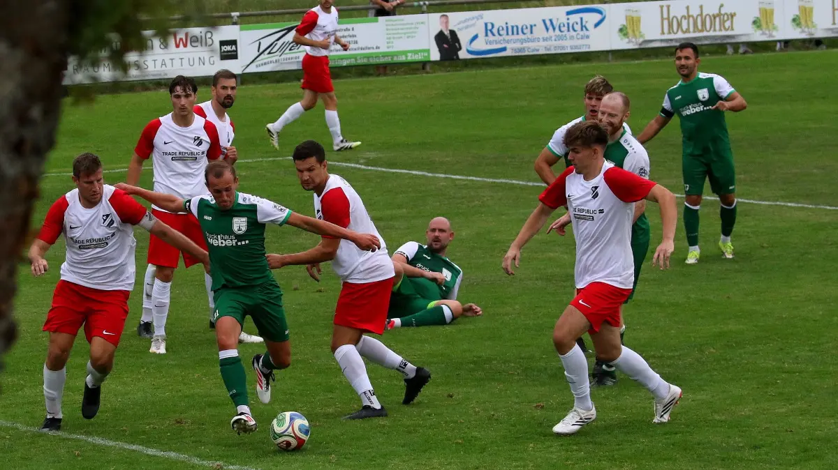 Der FV GW Ottenbronn (grüße Trikots) will hinten raus - doch Gegner SF Salzstetten steht noch schlechter da.