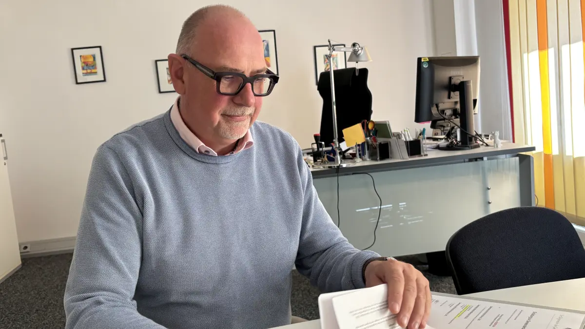 Bürgermeister Frank-Michael Littwin im Gespräch zur Erläuterung der Planung.