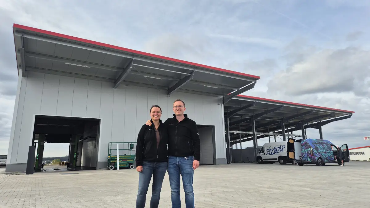 Franziska und Reinhard Dähne freuen sich über den großen Meilenstein: Die neuen Waschhallen gehen jetzt in Betrieb. Sie betreiben die Esso-Tankstelle in vierter Generation.
