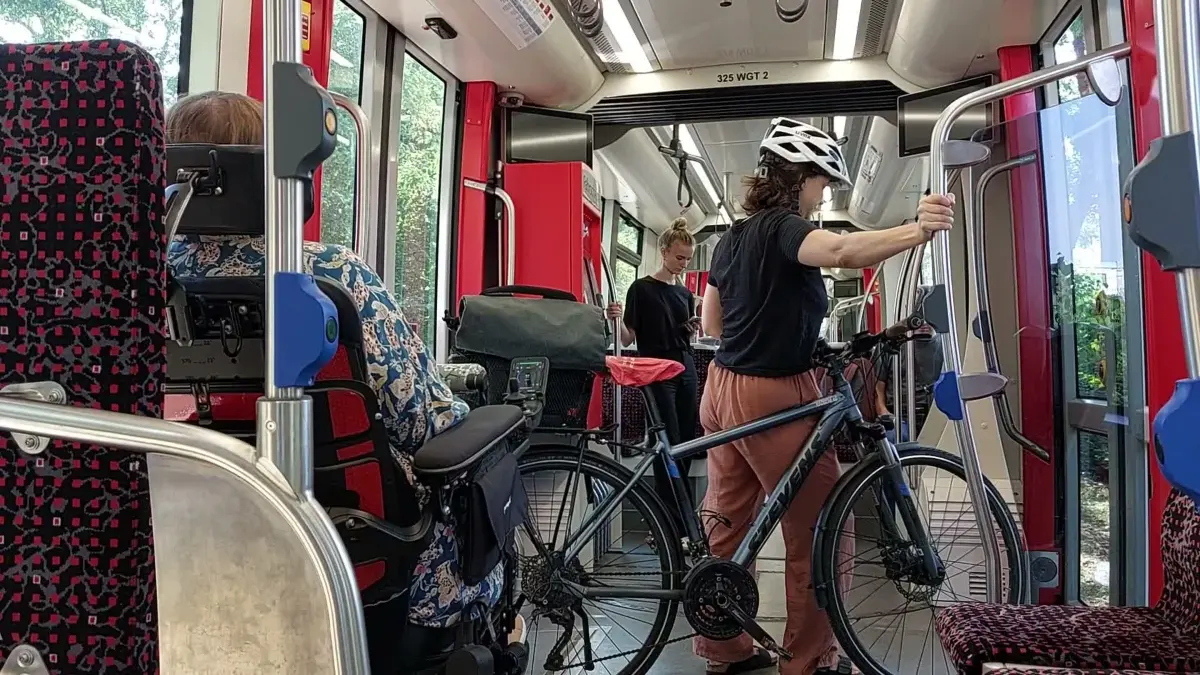 Die Freiburger Verkehrs AG (VAG) startet eine Testphase zur Fahrradmitnahme in der Straßenbahn.