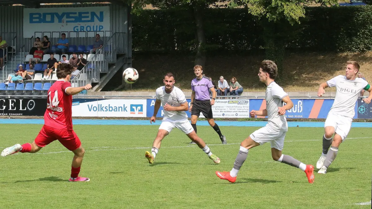 Burak Tastan (Mitte) wird wohl in der Hinrunde nicht mehr für den VfL Nagold spielen können.
