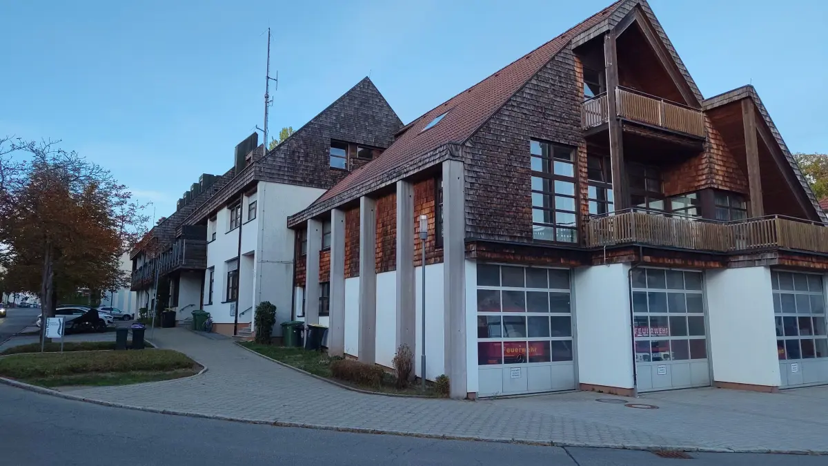 Ein Problem beim bisherigen Feuerwehrgerätehaus ist die Parkplatzsituation.