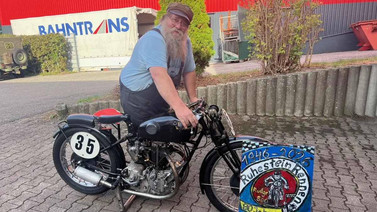 Konrad Müller mit seiner liebevoll restaurierten Rudge-Whitworth, die einst von einem Schweizer Rennfahrer bei historischen Wettbewerben eingesetzt wurde. Für das Jubiläum des Ruhestein-Bergrennens malte Müller zudem ein Erinnerungsbild, das als besondere Auszeichnung an einen Teilnehmer überreicht werden soll.