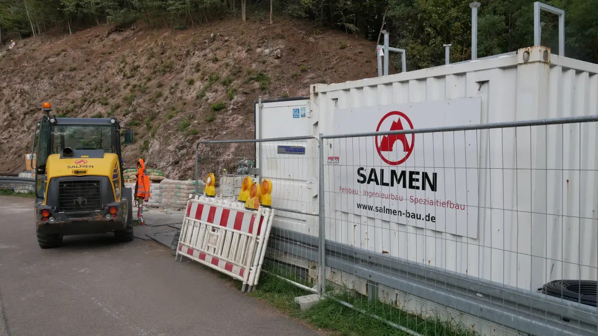 Das bereits von der Deutschen Bahn mit den Hangsicherungsarbeiten entlang der Bahnstrecke "Vor Kuhbach" beauftragte Unternehmen hat jetzt von der Stadt als preisgünstigster Anbieter auch den Auftrag für die Hangsicherung am Hohenstein erhalten.
