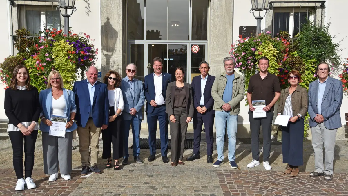 Bei der Übergabe der Förderschecks durch die Bürgerstiftung (von links): Silke Schmocker (Leiterin Kindergarten St. Marien), Sabrina Braun (Geschäftsführerin katholische Kindergärten), Michael Hegele, Dr. Marianne Schönberger-Breucha und Lars Sunnanväder (Mitglieder Stiftungsrat), Bürgermeister Philipp Hahn (Vorsitzender Stiftungsrat), Jasmin Klingler (Stiftungsberatung Sparkasse Zollernalb), Sandro Milioto (Mitglied Stiftungsvorstand), Gerhard Frommer (Mitglied Stiftungsrat), Marcel Perreau (Vorsitzender TSV Stetten-Hechingen), Martina Frey und Lothar Vees (Vorsitzende Initiative Alte Synagoge).
