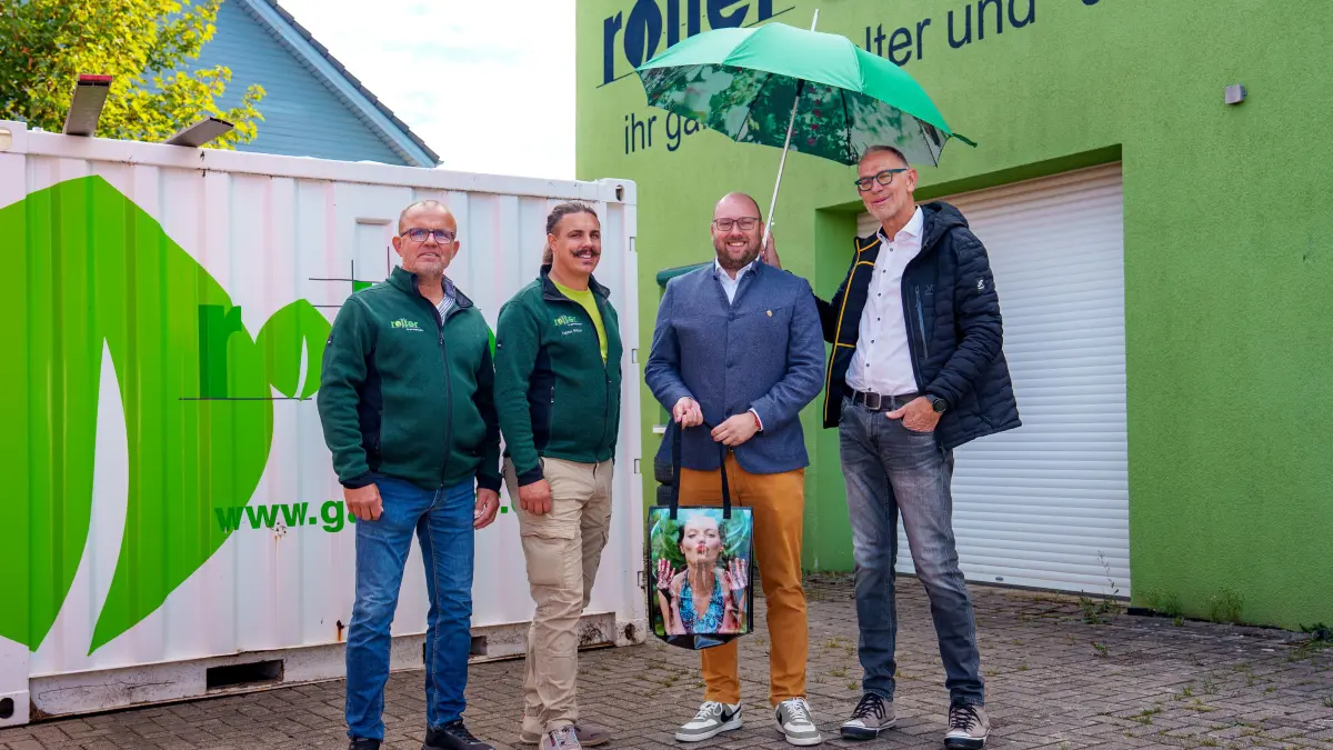 GaLa-Bau trifft Politik“: Jürgen und Fabian Roller von Roller Gartengestaltung auf ihrem Betriebsgelände in Egenhausen im Austausch mit dem direkt gewählten Landtagsabgeordneten Carl Christian Hirsch sowie dem stellvertretenden Vorstandsvorsitzenden des GaLa-Bau-Verbands Baden-Württemberg, Wolfgang Weber (von links).