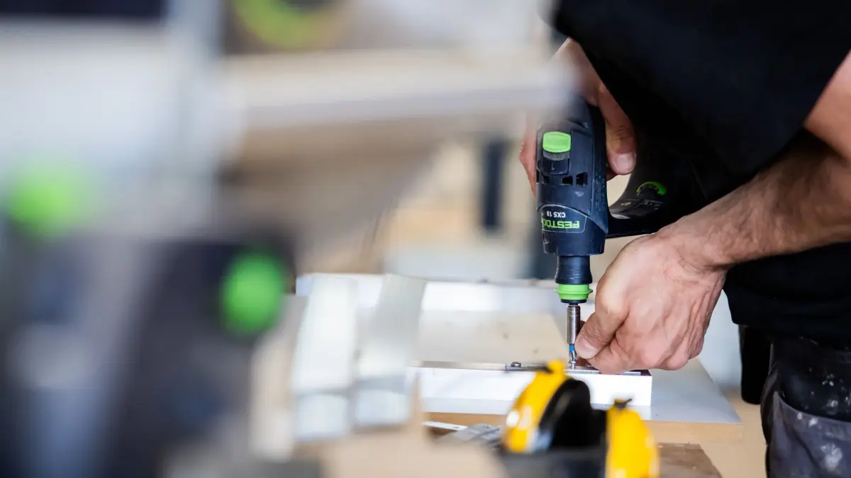 Handwerk: PRODUKTION - 29.04.2025, Berlin: Ein Mann arbeitet in einer Werkstatt für Holz- und Metallarbeiten. (zu dpa: «Wachstum auf Pump: Wirtschaft nimmt vorerst Fahrt auf») Foto: Christoph Soeder/dpa +++ dpa-Bildfunk +++