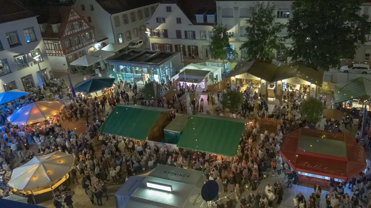 Vier Tage lang sind die renommiertesten Weingüter der Ortenau mit Ständen in der Innenstadt vor Ort.