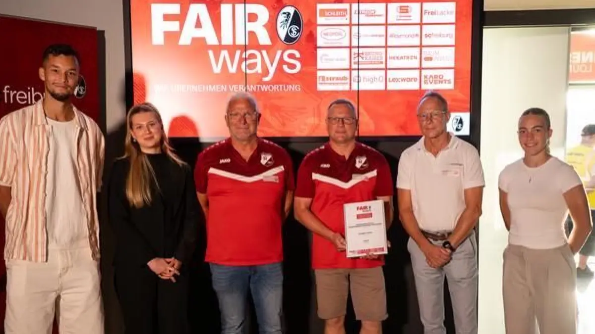 Nora Scherer (von rechts, Bundesligaspielerin SC Freiburg), Thomas Zirowsky (Naturenergie), Martin Schick, Holger Trefzer, Joy Schüssler (Naturenergie), Mio Backhaus (Bundesligaspieler SC Freiburg)