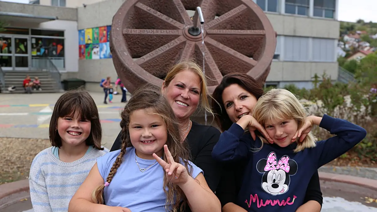 Saskia Hartl und Anja Dierstein aus Hauingen mit ihren Kindern Emely, Ella und Zoé