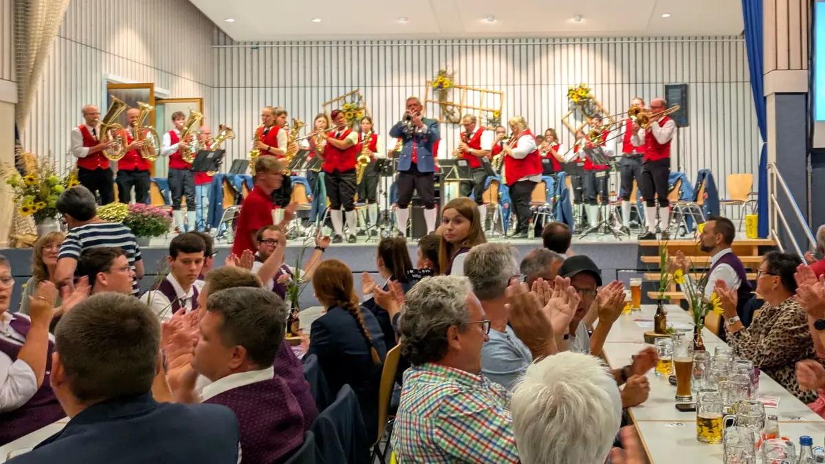 Die Gößlinger Musikkapelle trat beim Schlachtfest des Musikvereins Böhringen am Freitagabend auf und sorgte zusammen mit den Musikkapellen aus Denkingen und Dietingen für gute Stimmung in der Schlichemtalhalle. Foto: