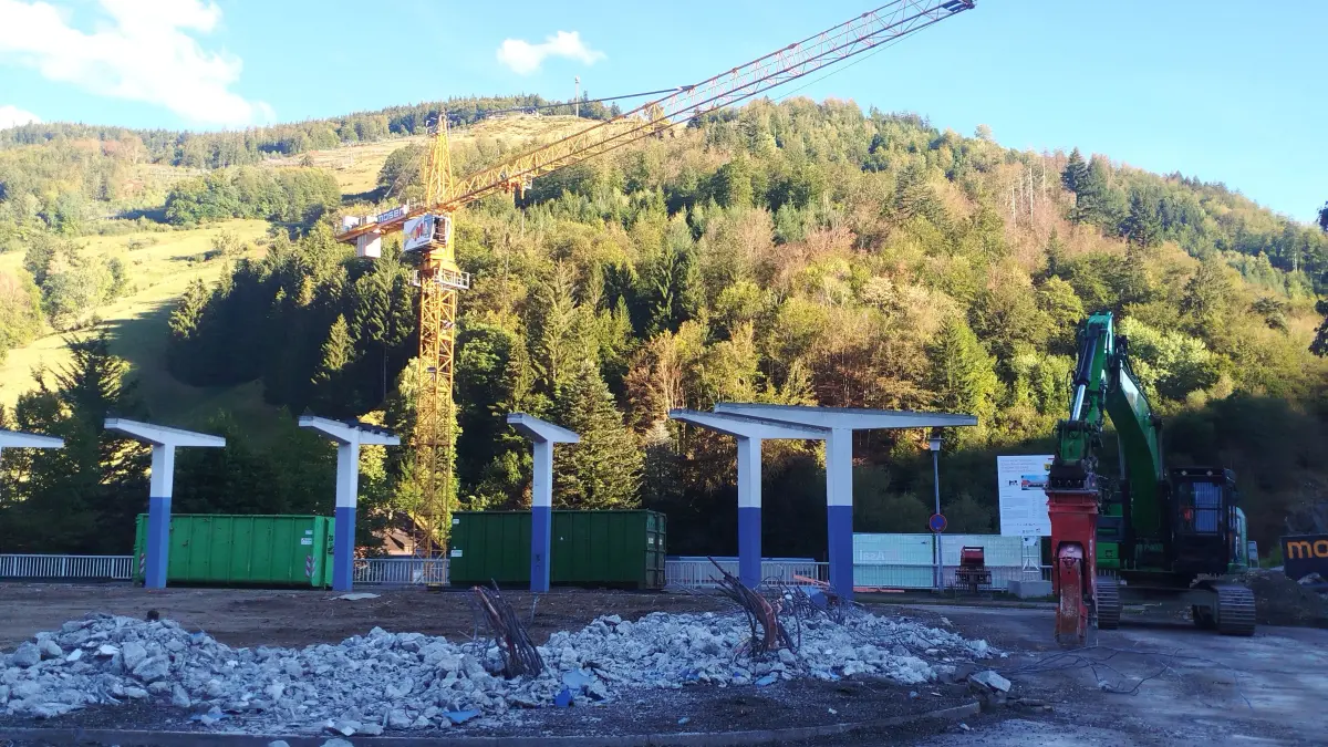 Ein Bild vom 14. September 2026 – mittlerweile sind auch die letzten "Reste" vom alten Busbahnhof dem Erdboden gleich gemacht. Die Baustelle ist in vollem Gange.