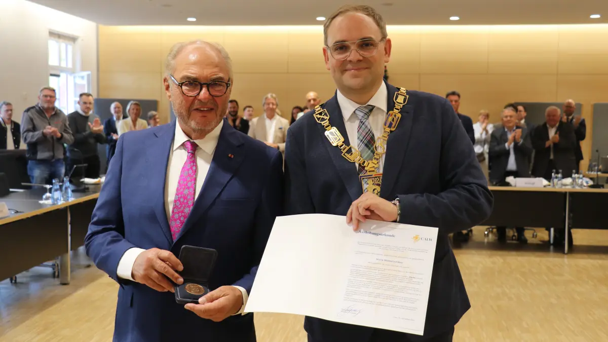 Michael Lindner (links) wurde am Donnerstagabend von Oberbürgermeister Florian Kling mit dre Bürgermedaille der Stadt Calw ausgezeichnet.