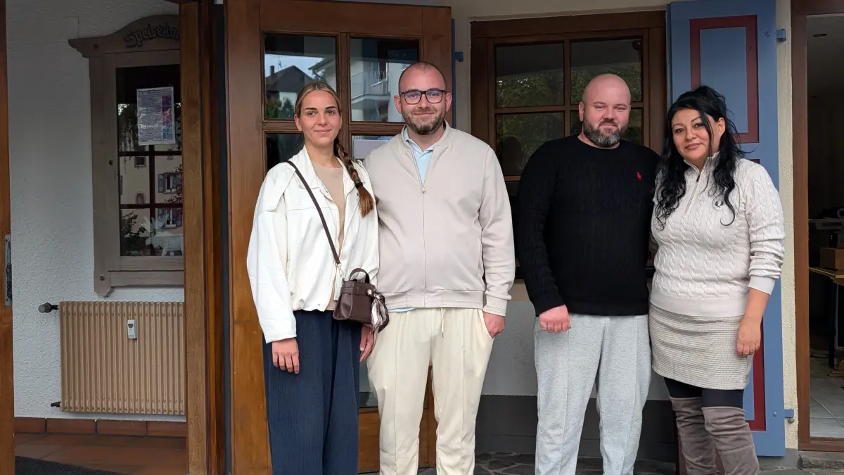 Unser Bild vor dem Mohren zeigt Küchenchef Kevin Kraevski (zweiter von links) zusammen mit seiner ebenfalls in der Küche tätigen Partnerin Olga Alfarenko (links), Serviceleiter und Bruder Richard Kraevski ((zweiter von rechts) und der für das General Management zuständigen Steffi Katzer (rechts).