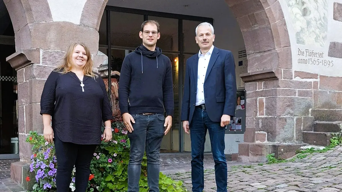 Bürgermeister Thomas Haas (rechts) begrüßte die neue Mitarbeiterin Janine Schiller und den neuen Mitarbeiter Lukas Bühler vor dem Schiltacher Rathaus!
