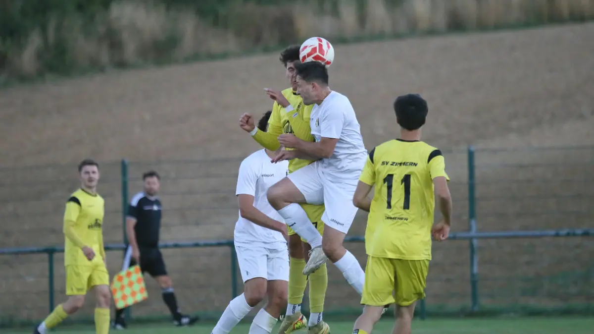 SV Zimmern (gelbe Trikots) im Spiel gegen den VfR Sulz