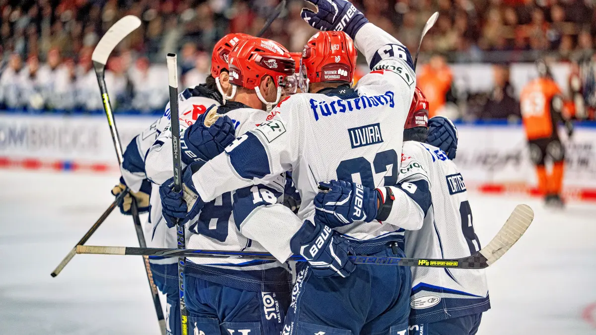 Freude bei den Schwenningern rund um Sebastian Uvira (Nr. 93 Schwenninger Wild Wings) und Eric Cornel (Nr. 18 Schwenninger Wild Wings)
GER, Grizzlys Wolfsburg gegen Schwenninger Wild Wings, Eishockey, Penny DEL, Woche 3, Spielzeit 2026/27, 25.09.2026
Foto: Eibner/Daniel REINELT