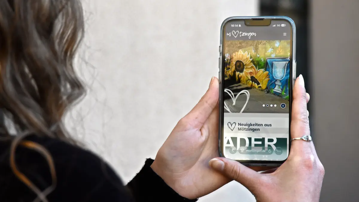 Mötzingen bekommt eine App. Das Foto zeigt die Gemeindehomepage auf einem Mobiltelefon.
