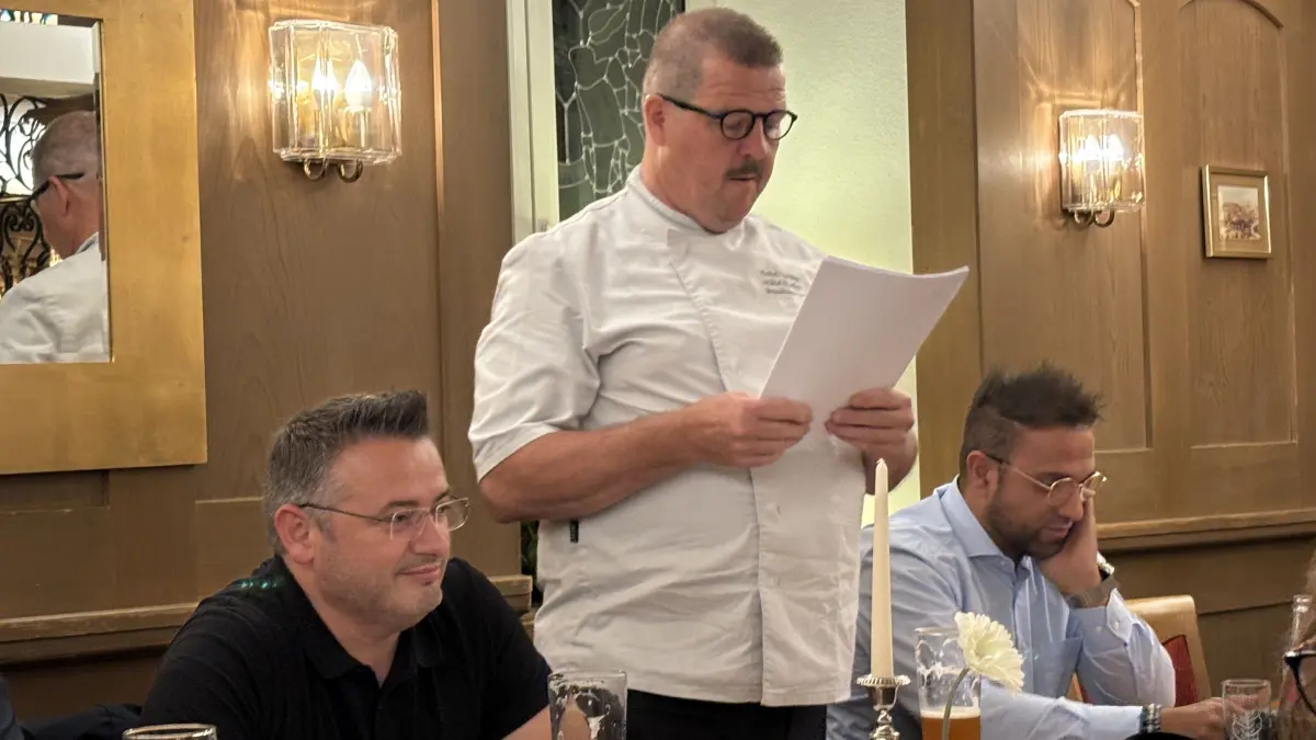 Der Vorstand mit Arianit Maxhuni (von links), dem Vorsitzendem Mike Kiefer und Luigi Satriano bei der Mitgliederversammlung des Gewerbevereins Zeller Bergland.