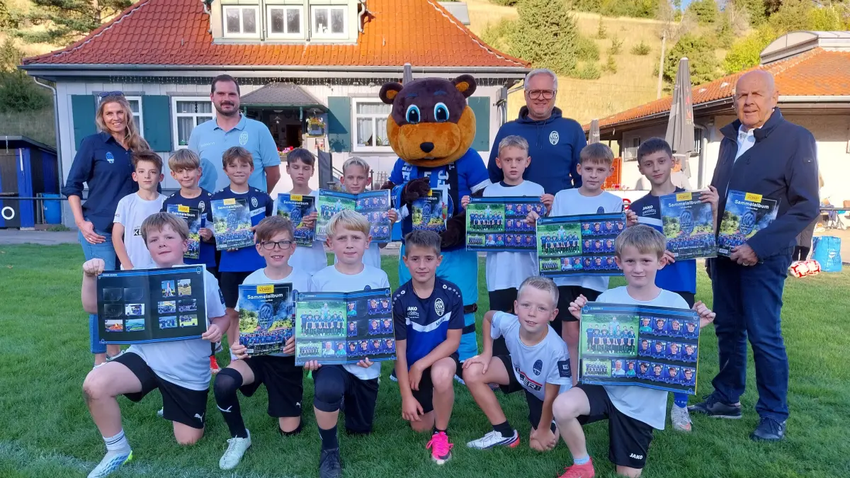 Das E-Jugend-Team sammelt fleißig Sticker. Das Foto zeigt die Nachwuchsmannschaft des FC Onstmettingen mit Trainer Marcus Lehmann, dem Vorsitzenden Marcel Liener, Ehrenvorsitzender Siegfried Schott und Stefanie Löffler-Roth (Öffentlichkeitsarbeit).