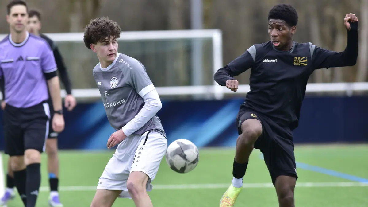 A-Junioren 08 Villingen (schwarz) - Durbachtal (grau), v.l. 26 DUR Adrian Maaß + 6 VL Bilali Kakpe