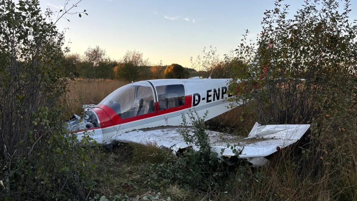 Am Flugplatz Winzeln ist am frühen Freitagabend ein Kleinflugzeug abgestürzt.