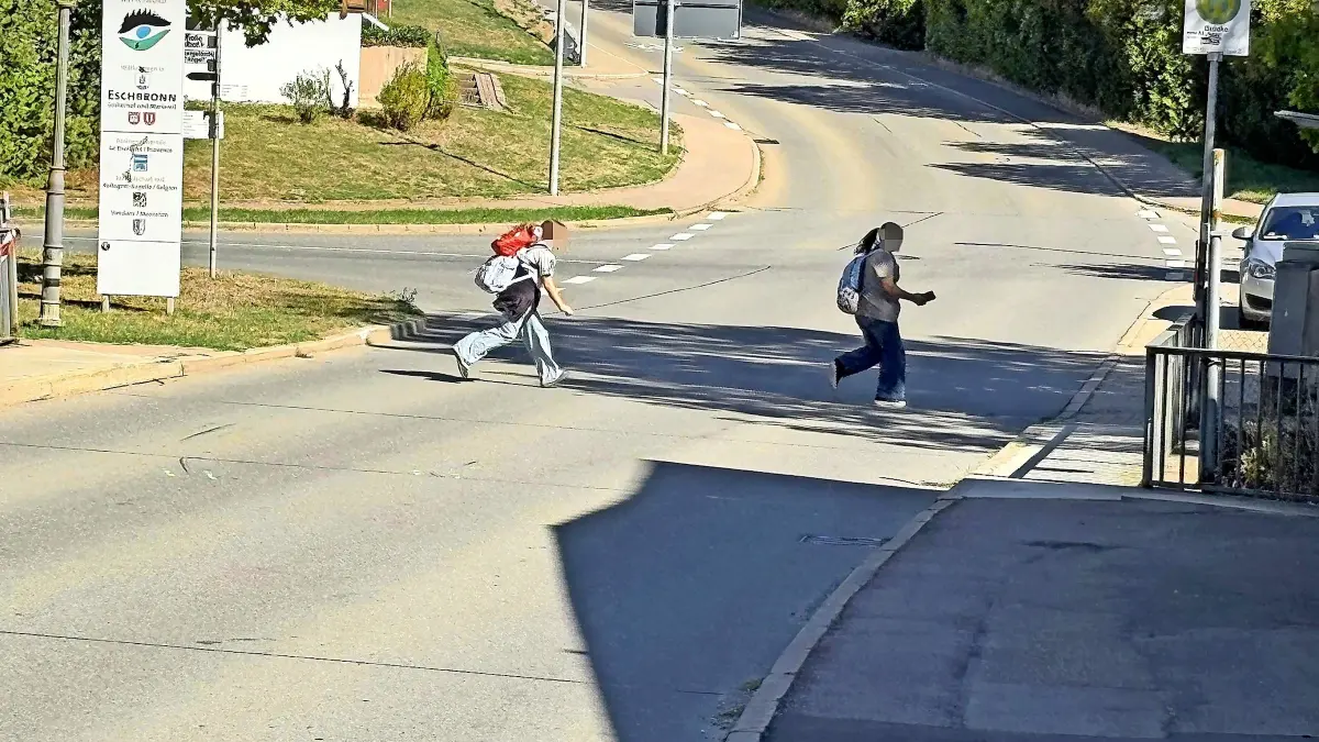 Die Schülerinnen mussten mehrere Minuten warten, bis sie die Hauptstraße queren konnten.