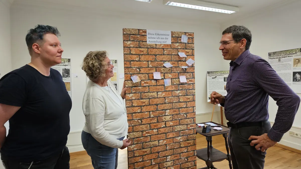 Ein wesentlicher Bestandteil in der Ausstellung ist die Wand für persönliche Gedanken. Museumsleitung Xanth Seltenreich, HGV-Vorsitzende Kerstin Grimberg und Kurator Gabriel Stängle berichten, dass dort auch Gespräche entstehen.