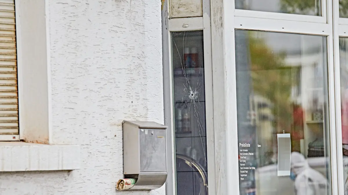Polizeieinsatz in Heidenheim: Einschusslöcher an der Fassade eines Gebäudes. Es habe einen größeren Polizeieinsatz gegeben, sagte ein Polizeisprecher. Die Spurensicherung ist noch vor Ort. Details wollte er zunächst nicht nennen. (zu dpa: «Nach Schüssen auf Barbershop ermittelt jetzt eine Soko»)