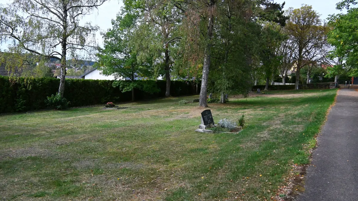 Die wellige und unebene Fläche unterhalb der Haupterschließungsstraße des Friedhofs Locherhof soll umgestaltet und ein Weg von der Erschließungsstraße nach unten angelegt werden.