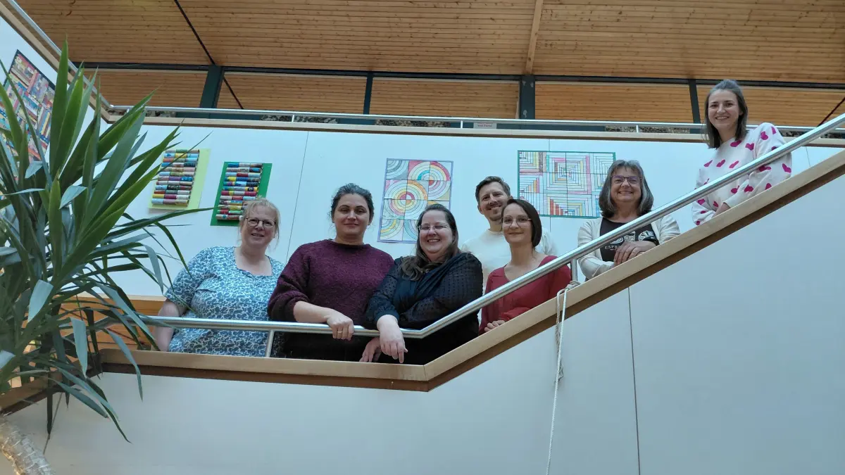 Anja Tiedje, Verena Mau (beide Schulleitung, von links), Melissa Schäfer (Vereinsvorsitzende), Björn Matthaei (Beisitz und Elternbeirat Kindergarten), Manuela Greule (Schriftführerin), Martina Brinkhoff (Beisitzerin) und Elisabeth Stoll (stellvertretende Vorsitzende). Auf dem Bild fehlen Maria Wehrmann (Kassiererin), Maria Lombardi-Schacht (Leitung KiTa) und Oliver Barth (Beisitz).