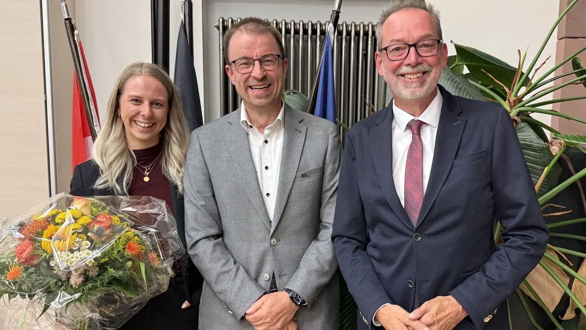 Bürgermeister Ulrich Bünger (rechts) freute sich jetzt über den neuen Schulleiter Bernd Jung am Wildberger Bildungszentrum – Blumen gab es zudem für die kommissarische Konrektorin Judith Walter.