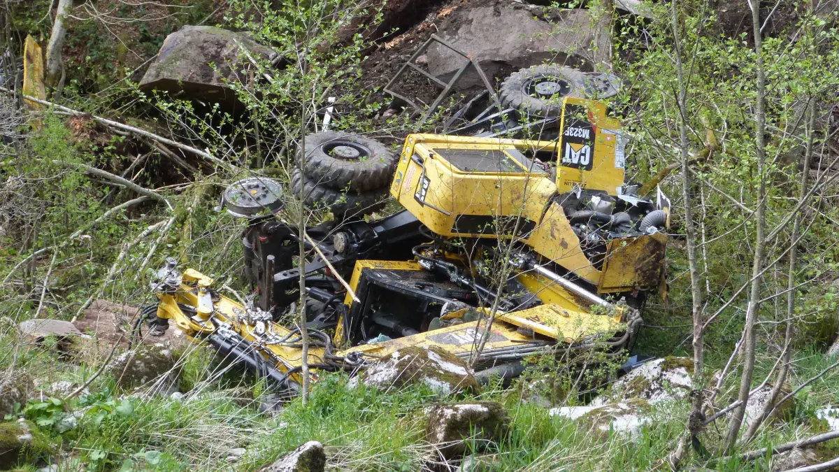 Der schwer beschädigte Bagger lag nach dem Unfall am Ufer der Murg. (Archivbild)