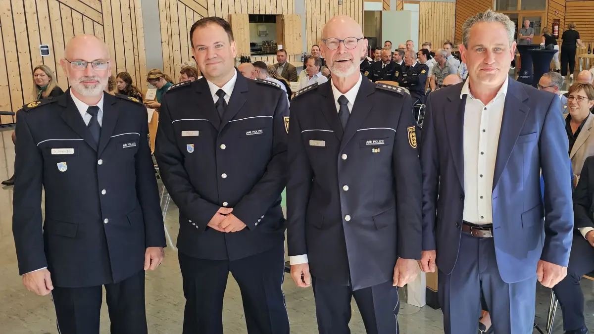 Polizeirevierleiter Ralf Ühlin (vorne 2. von rechts) wurde in der Bergkopfhalle Gersbach feierlich in den Ruhestand verabschiedet und Christian Pfaff (2. von links) als Nachfolger eingeführt. Polizeipräsident Norbert Schneider und Bürgermeister Dirk Harscher flankieren.