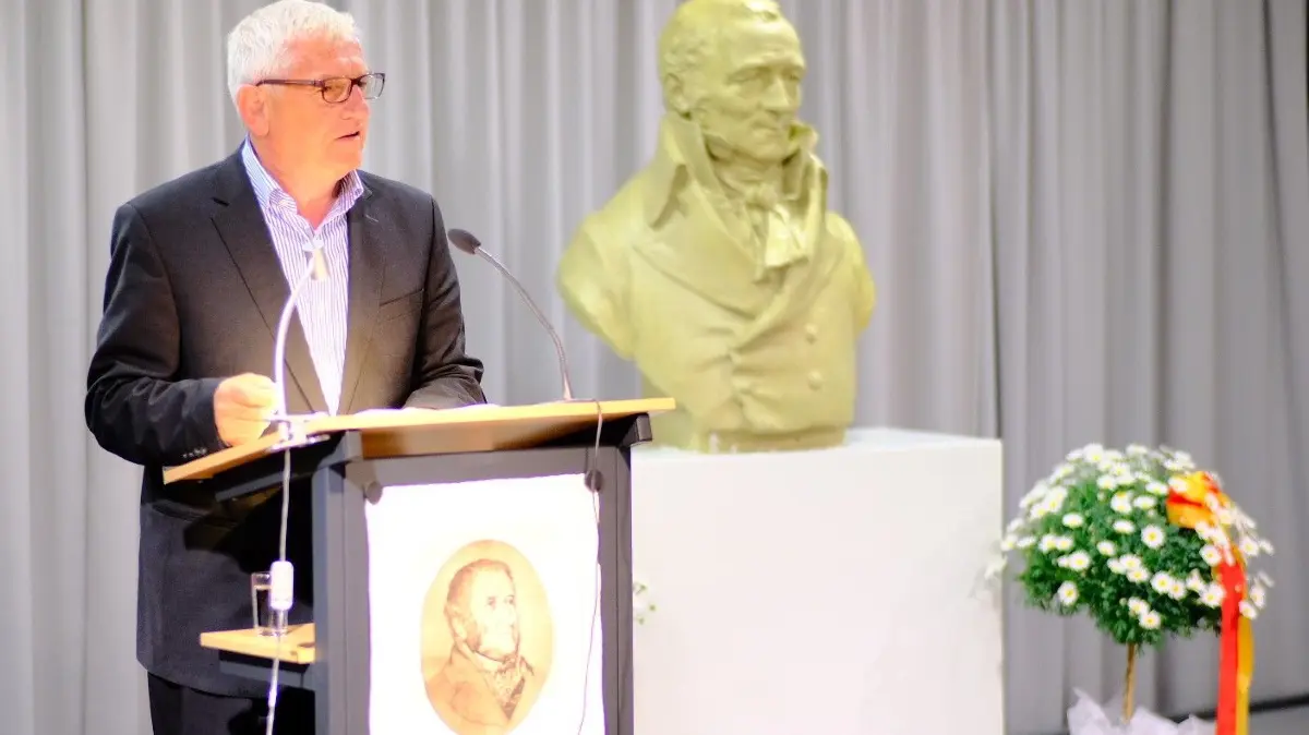 Arnold Stadler und eine Büste Hebels