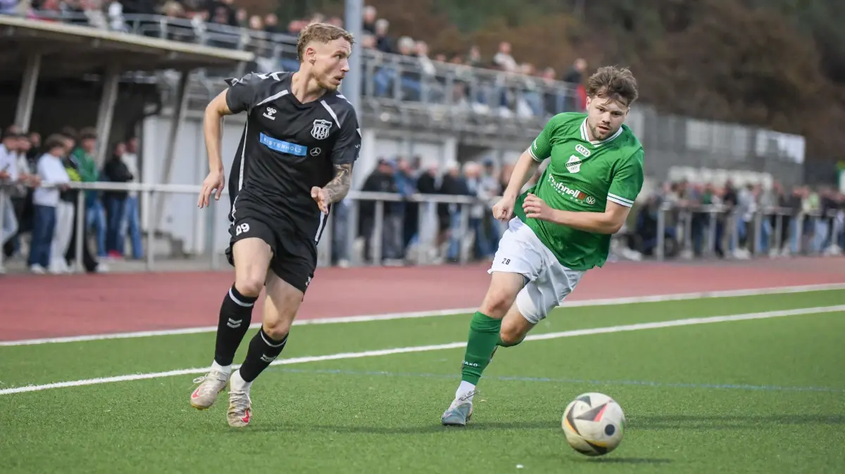 Mike Muser (links) und der FV Lörrach-Brombach haben im Derby gegen den FC Zell (mit Erik Schmidt) den längeren Atem.