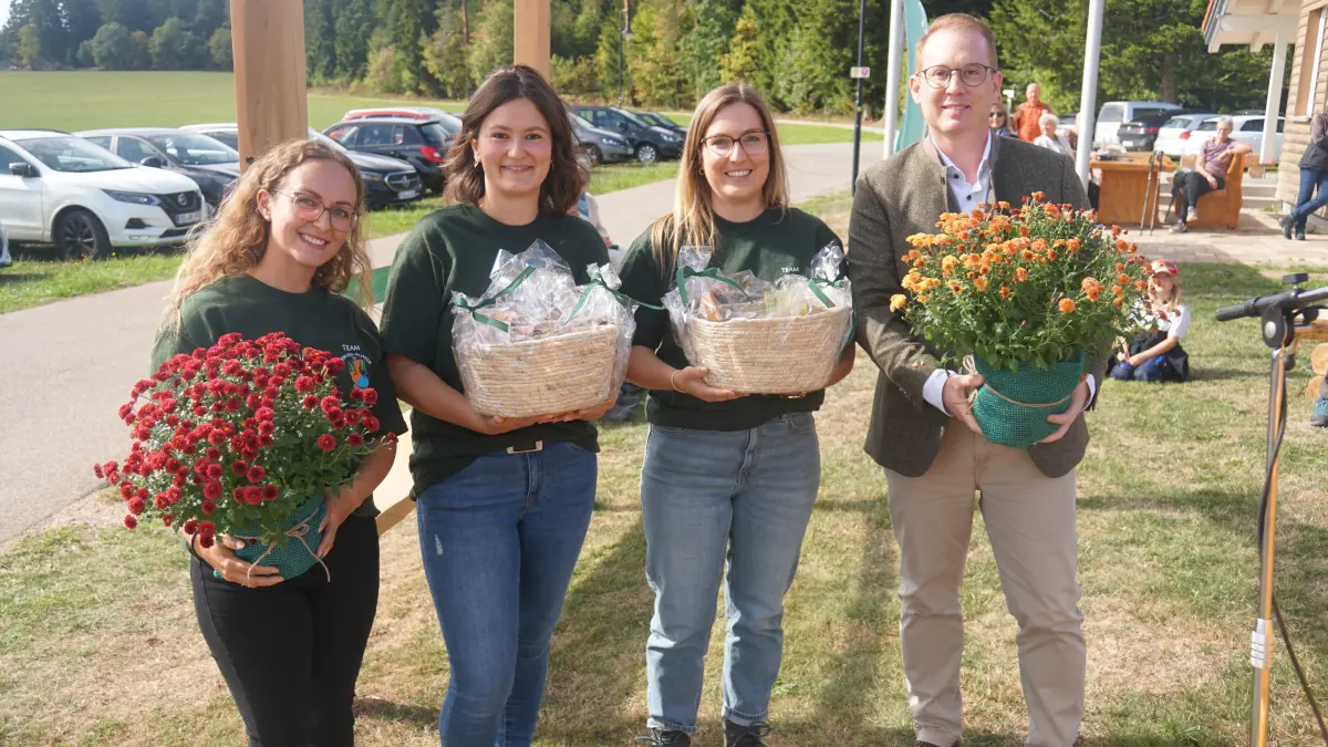 Jennifer Jetter (Initiatorin), Touristikleiterin Hannah Winz, Tina Braun (Initiatorin) und Bürgermeister Dominic Damrath (von links)