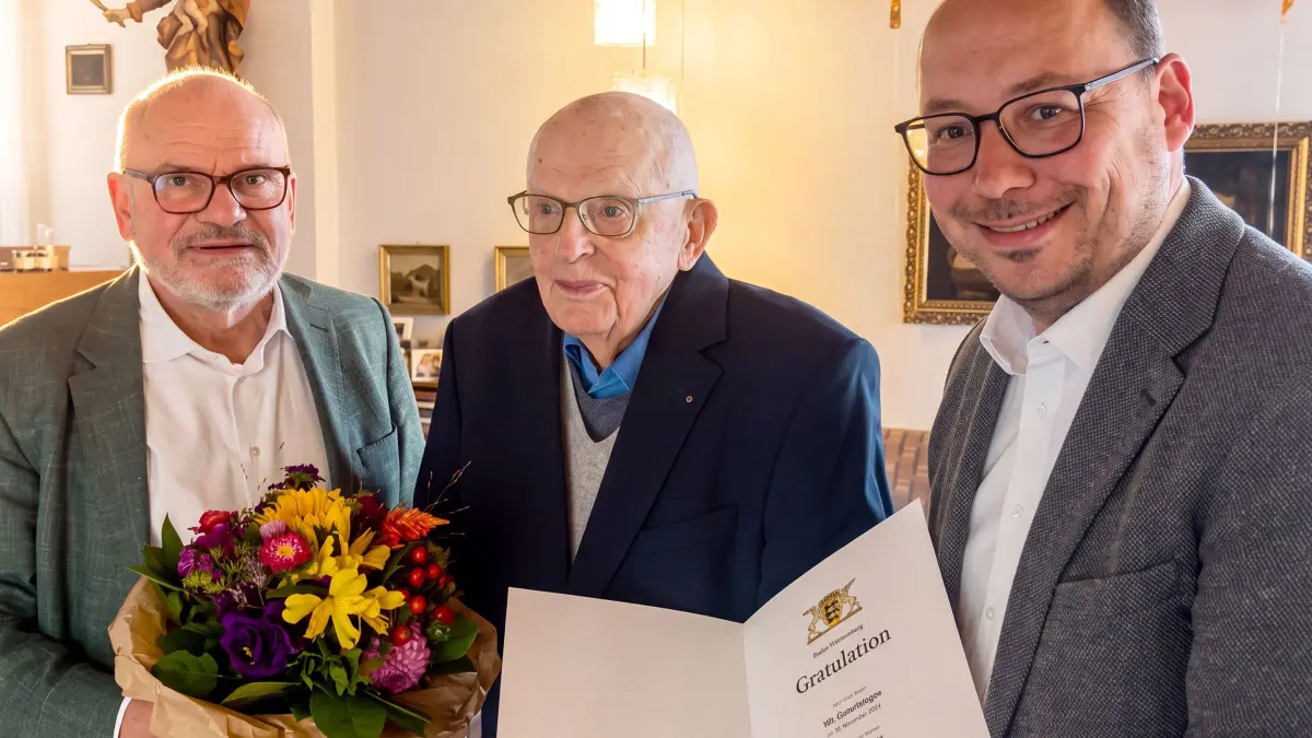 Bildunterschrift: Von links: Sohn Thomas Eilfort, Jubilar Prof. Dr.-Ing. Hans Eilfort und Oberbürgermeister Dr. Christian Ruf bei der Gratulation zum 100. Geburtstag.