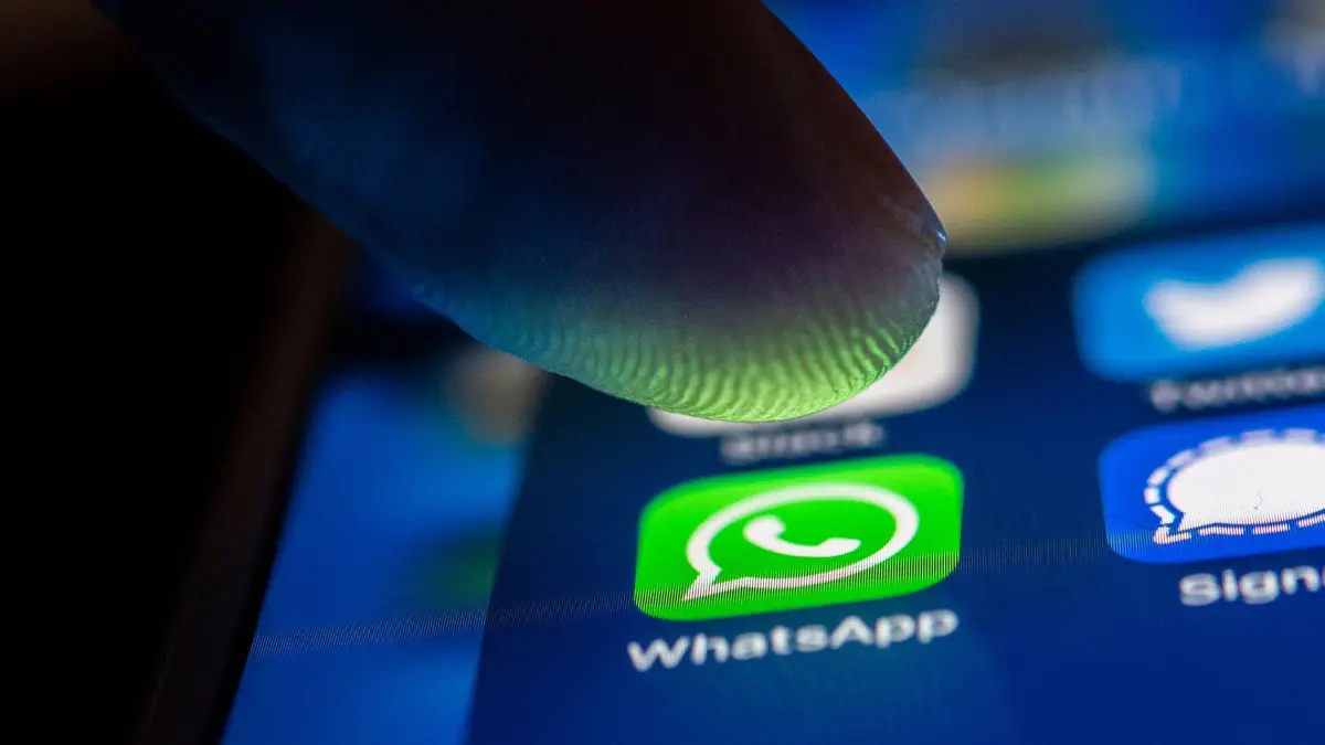 WhatsApp: Die neue WhatsApp-Betrugsmasche setzt auf gekaperte Konten und arglose Nutzende, die nicht wissen können, wer wirklich hinter den Geldbitten steckt. (zu dpa: «WhatsApp: Wie Betrüger Konten kapern - und 500 Euro abzocken»)